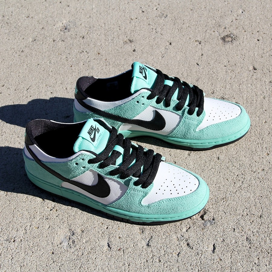 nike white green swoosh